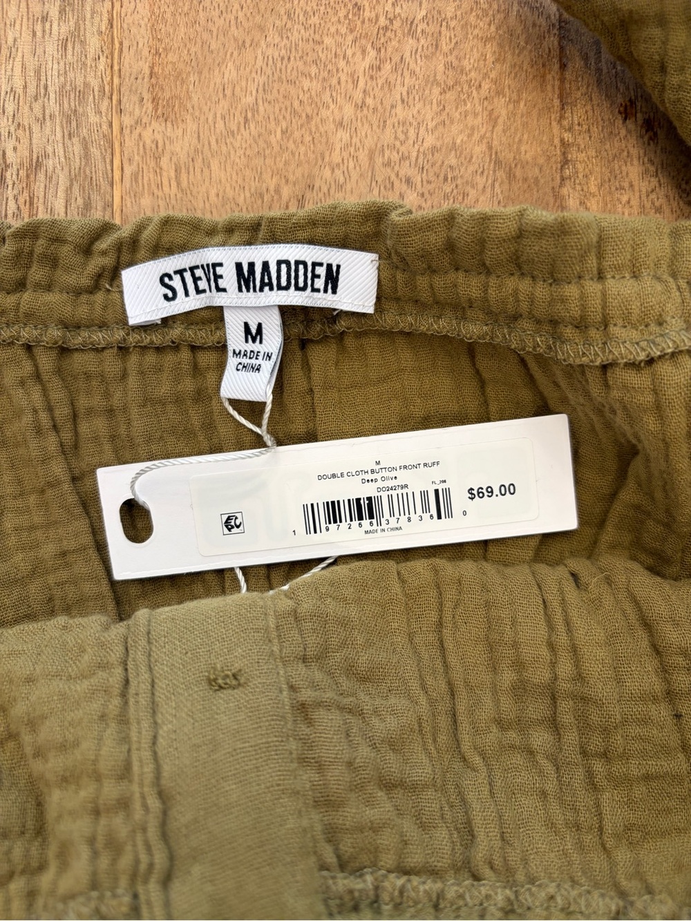 Steve Madden Olive Ruffle Sleeve Button Front Top NWT - Picture 2 of 5